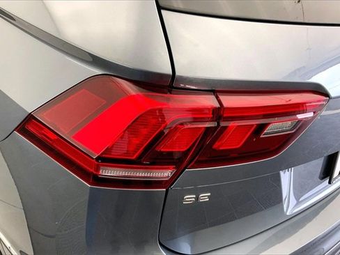 Used 2022 Volkswagen Tiguan SE w/ Panoramic Sunroof Package image 29