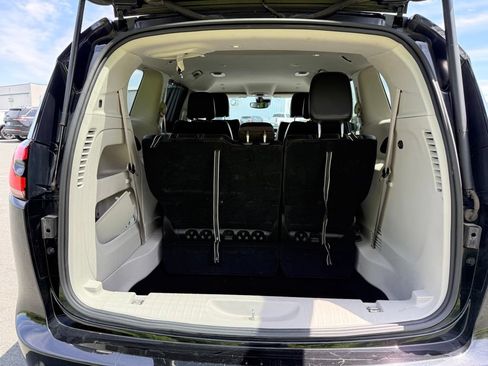 Used 2024 Chrysler Pacifica Touring-L FWD image 18