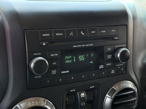 Used 2018 Jeep Wrangler Unlimited Sahara AWD/4WD image 18