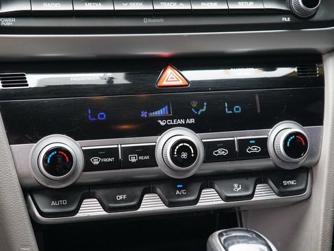 Used 2020 Hyundai Elantra SE FWD image 18