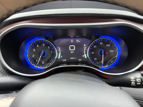 Used 2018 Chrysler Pacifica Limited FWD image 31