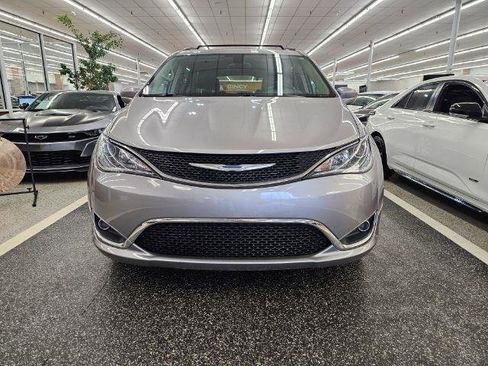 Used 2017 Chrysler Pacifica Touring-L image 2