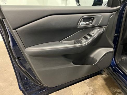 Used 2025 Nissan Rogue SV image 10