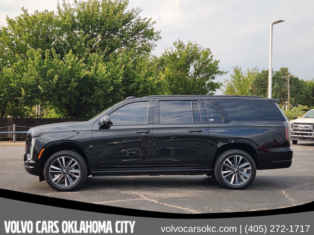 Used 2025 Cadillac Escalade ESV Sport AWD/4WD image 3