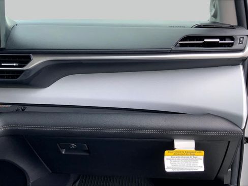 Used 2025 Toyota Sienna XLE w/ XLE Plus Package FWD image 18