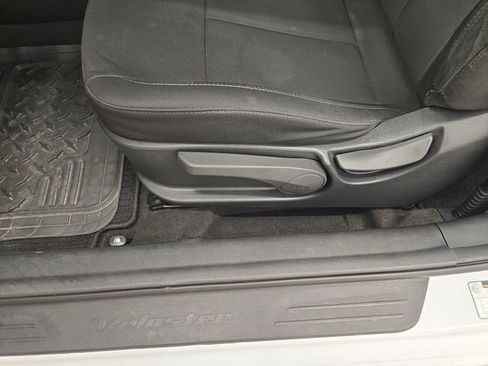 Used 2016 Hyundai Veloster FWD image 30