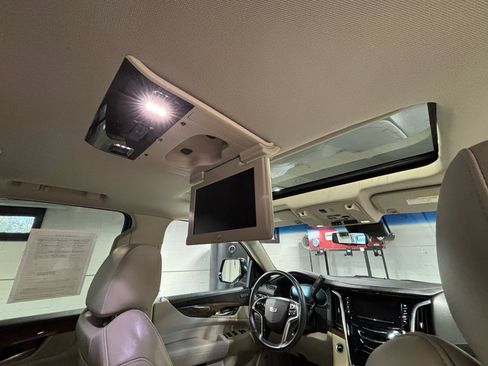 Used 2020 Cadillac Escalade Premium Luxury image 22