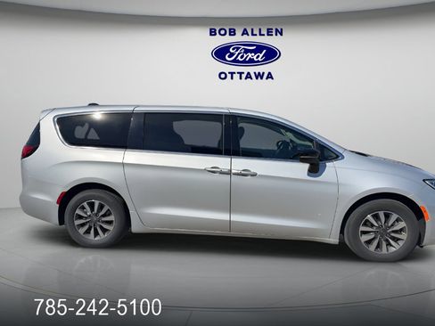 Used 2024 Chrysler Pacifica Select image 6