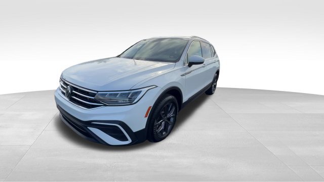 Used 2023 Volkswagen Tiguan SE w/ Panoramic Sunroof Package AWD/4WD image 2