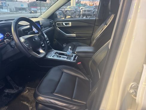 Used 2022 Ford Explorer XLT w/ Equipment Group 202A image 9