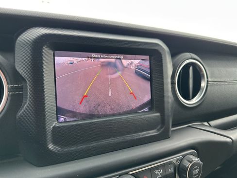 Used 2018 Jeep Wrangler Unlimited Sahara image 13