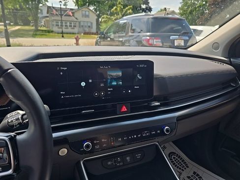 Used 2025 Kia Carnival FWD image 16