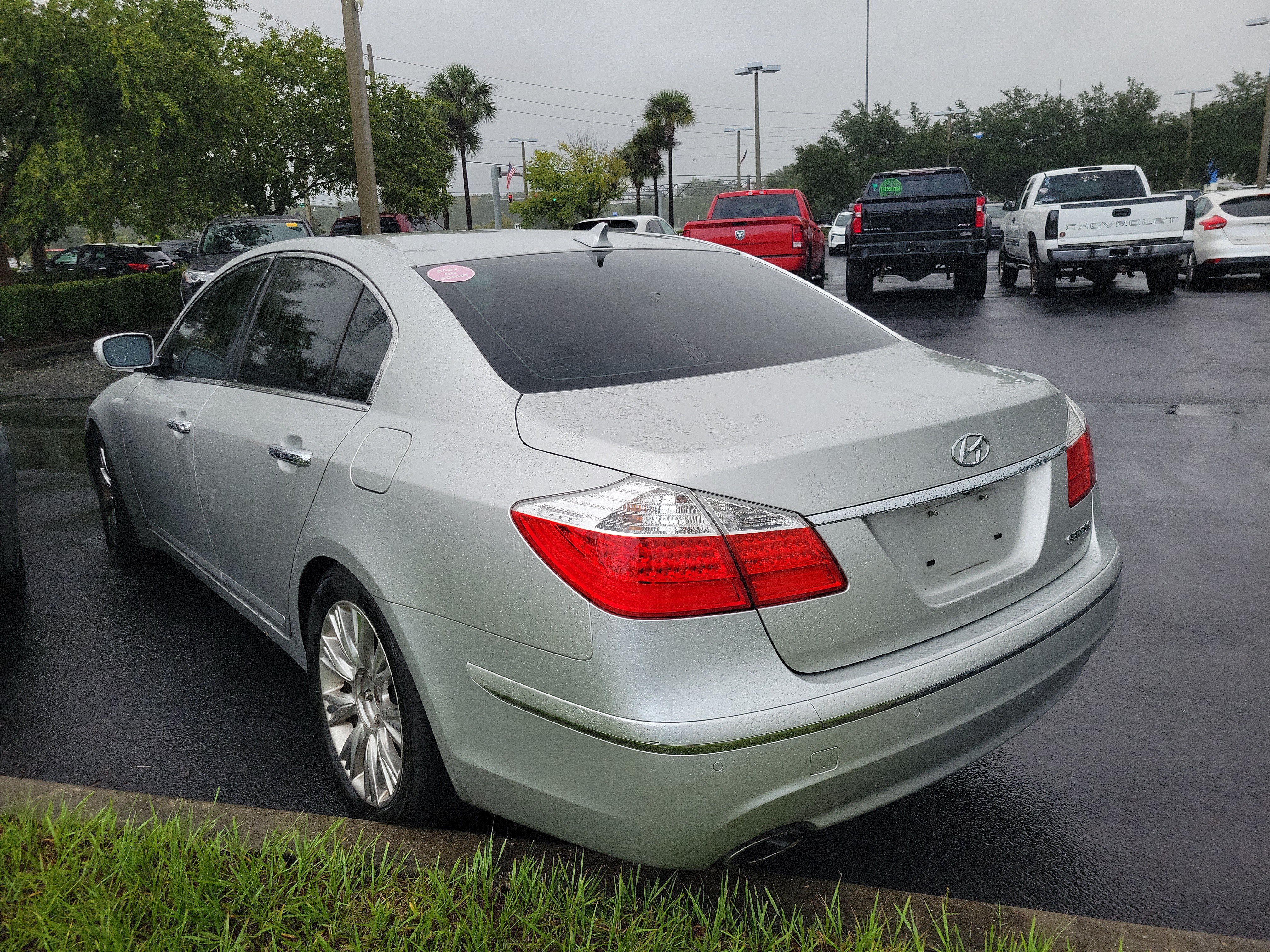 Used 2009 Hyundai Genesis 3.8 w/ Technology Pkg 4 RWD image 2