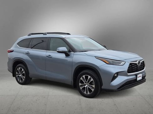 Certified 2024 Toyota Highlander XLE FWD image 2