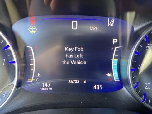 Used 2023 Chrysler Pacifica Touring-L image 21