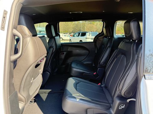 New 2026 Chrysler Pacifica Select w/ S Appearance Package image 27