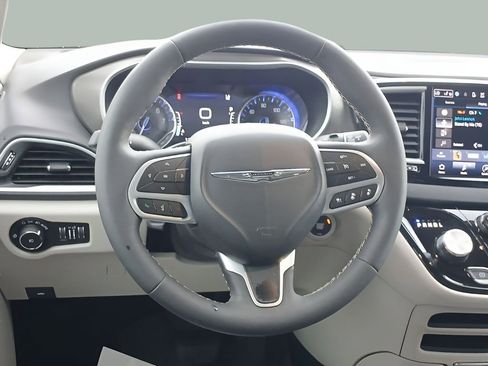Used 2024 Chrysler Pacifica Touring-L FWD image 10