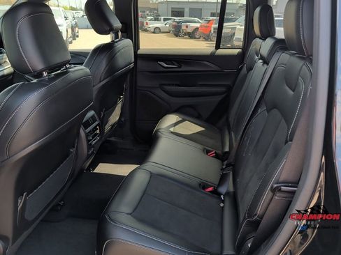 Used 2025 Jeep Grand Cherokee 4WD image 17