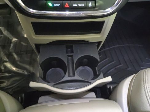 Used 2015 Chrysler Town & Country Touring image 42