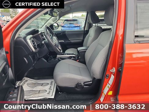 Used 2018 Toyota Tacoma SR5 AWD/4WD image 11