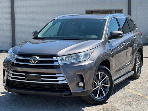 Used 2017 Toyota Highlander XLE FWD image 2