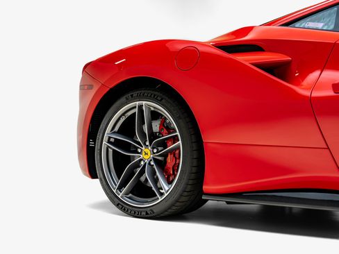 Used 2018 Ferrari 488 GTB RWD image 15