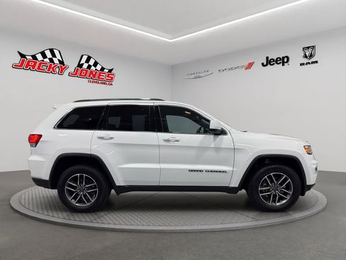 Used 2019 Jeep Grand Cherokee Laredo w/ Laredo X Package image 11