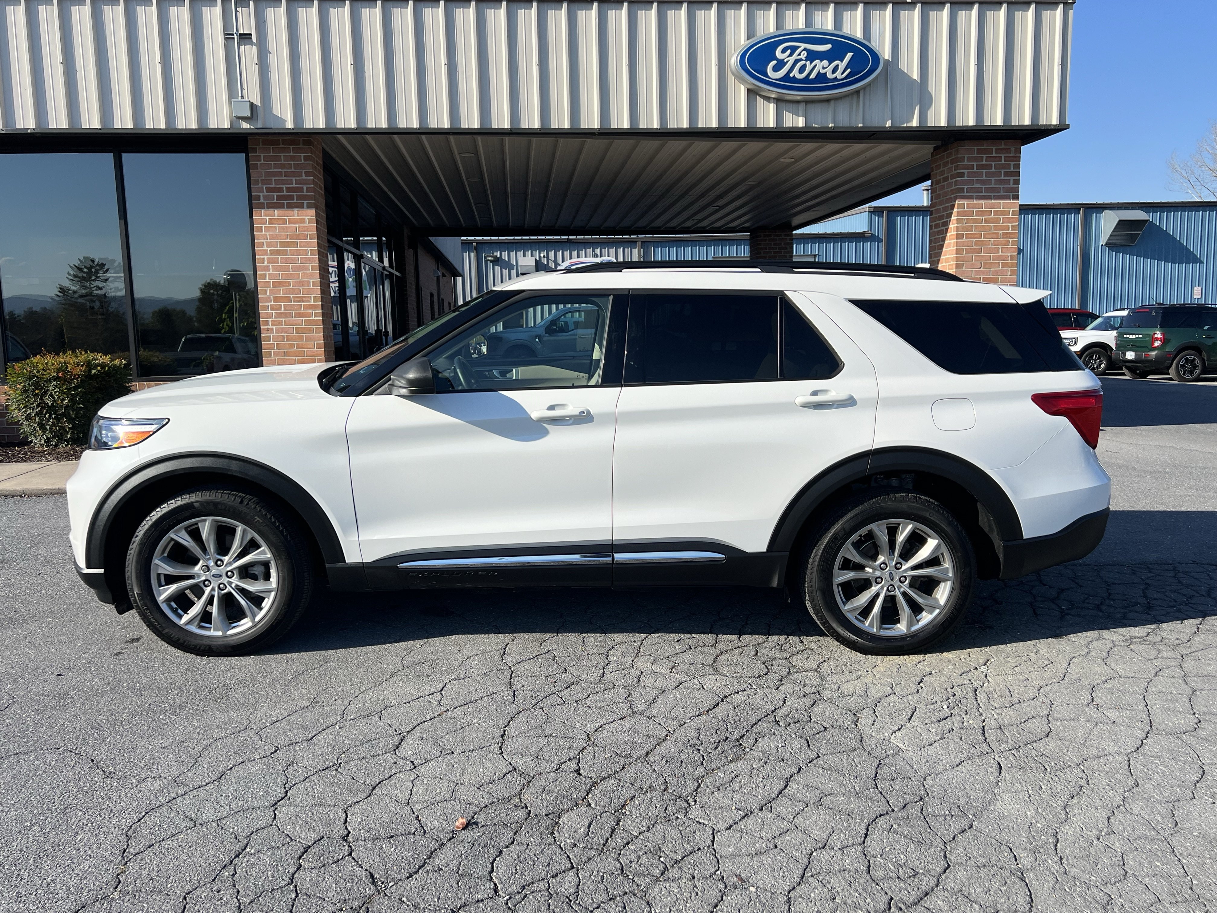 Used 2024 Ford Explorer XLT w/ Equipment Group 202A AWD/4WD image 1
