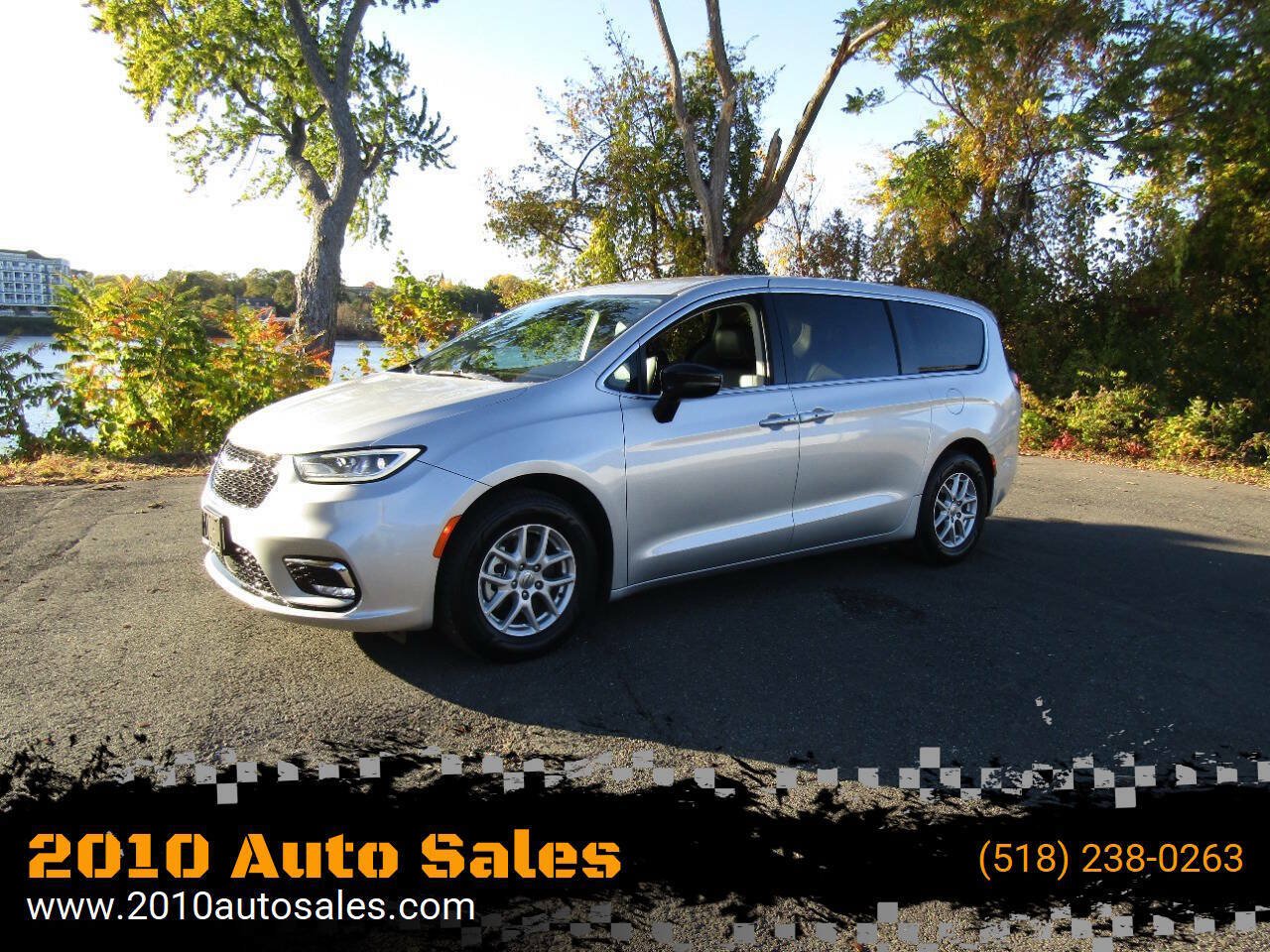 Used 2024 Chrysler Pacifica Touring-L FWD image 1