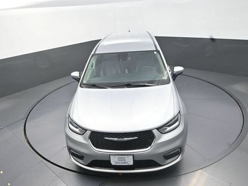 Used 2023 Chrysler Pacifica Touring-L FWD image 12
