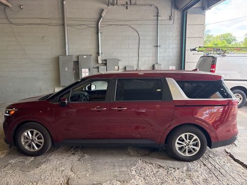Used 2024 Kia Carnival LX FWD image 6