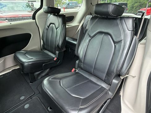 Used 2024 Chrysler Pacifica Touring-L FWD image 22