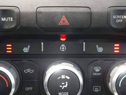 Used 2022 RAM 1500 Big Horn AWD/4WD image 3