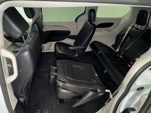 Used 2024 Chrysler Pacifica Touring-L image 9