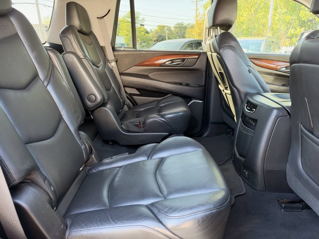 Used 2019 Cadillac Escalade Luxury AWD/4WD image 17