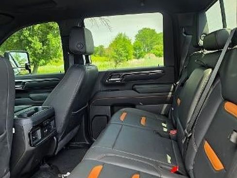 Used 2024 GMC Sierra 2500 AT4 w/ Technology Package AWD/4WD image 4