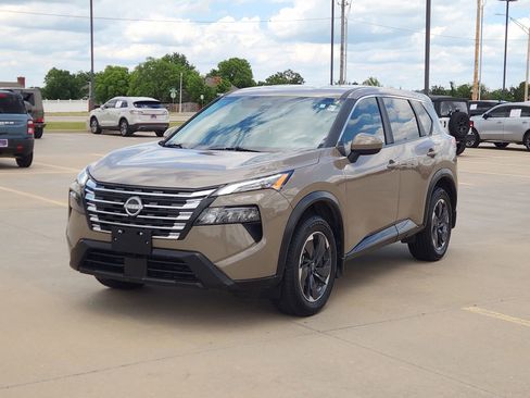 Used 2025 Nissan Rogue SV FWD image 2