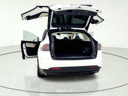 Used 2018 Tesla Model X 75D AWD/4WD image 17