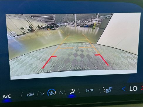 Used 2025 Chevrolet Traverse LT image 21