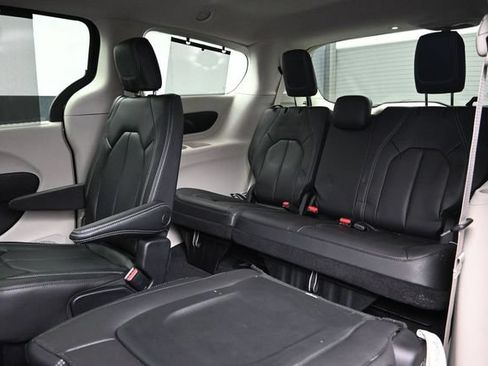 Certified 2022 Chrysler Pacifica Touring-L AWD/4WD image 22