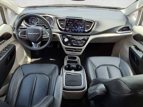 Used 2024 Chrysler Pacifica Touring-L FWD image 14