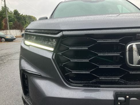 Used 2025 Honda Pilot Black Edition image 24