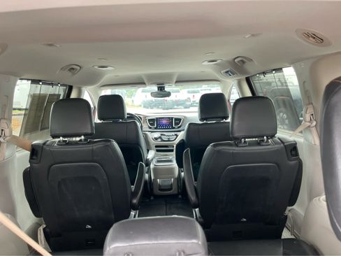 Used 2017 Chrysler Pacifica Touring-L FWD image 21
