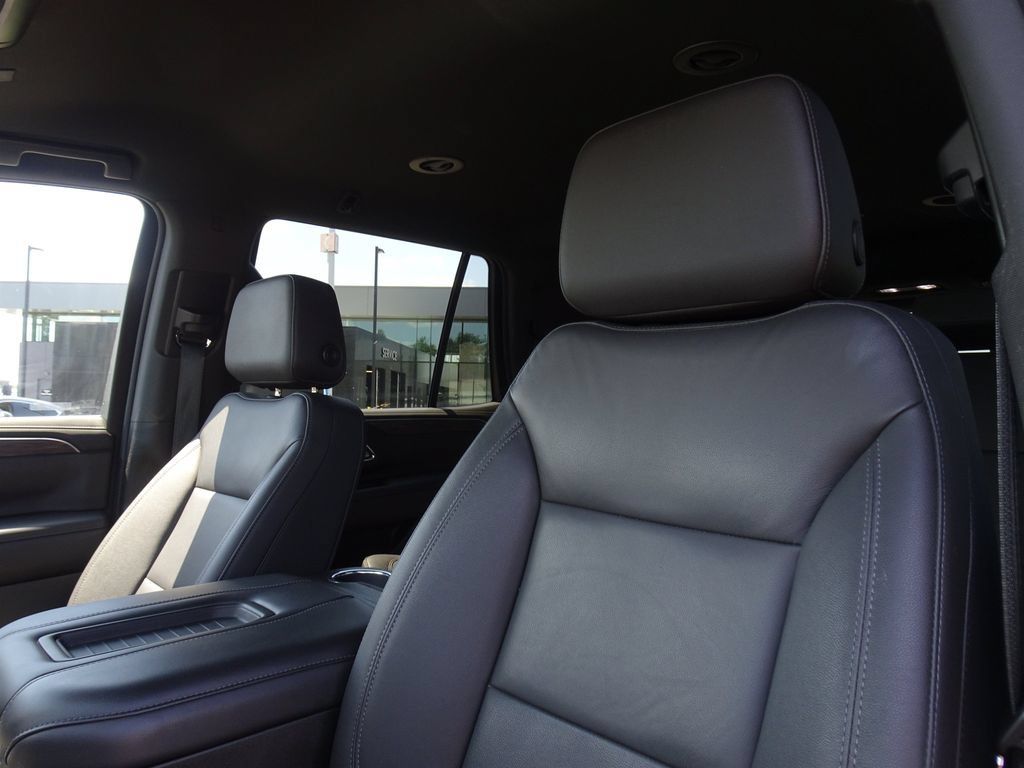 Used 2022 Chevrolet Tahoe LT w/ Luxury Package AWD/4WD image 11