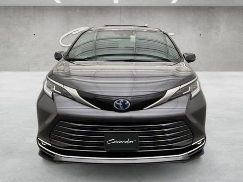 Used 2025 Toyota Sienna Limited image 18