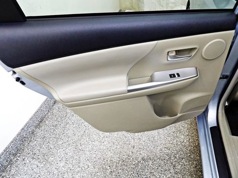 Used 2013 Toyota Prius V Five image 9