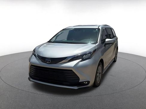 Used 2025 Toyota Sienna XLE FWD image 5