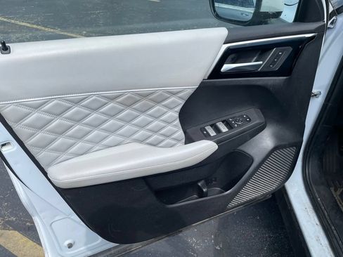 Used 2023 Mitsubishi Outlander AWD image 18