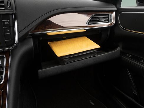 Used 2017 Lincoln Continental Reserve w/ Luxury Package image 32