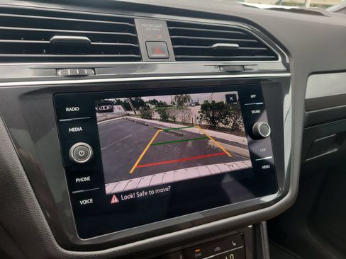 Used 2024 Volkswagen Tiguan SE w/ Panoramic Sunroof Package FWD image 22